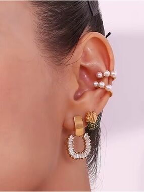 Gold and Zircon Earrings with Zircon
Waterproof 
Stainless Steel